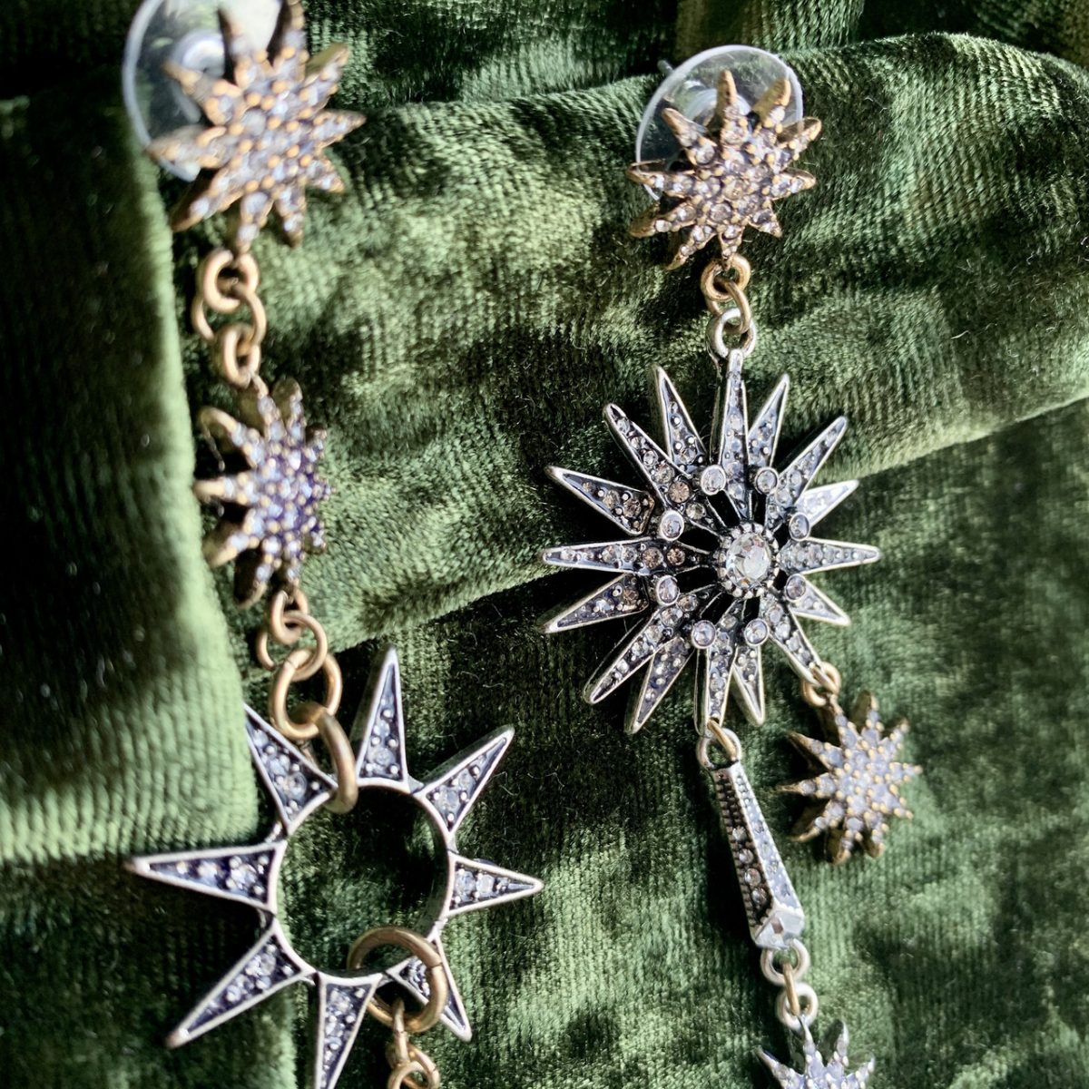 Оригинальные Ассиметричные серьги-звёзды от бренда Empire. Серёжки в виде звёзд. Длинные серьги — изображение 2