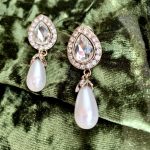 Серьги-капли с культивированным жемчугом. Сережки с подвесками. Элегантные серьги. Нарядные сережки-гвоздики