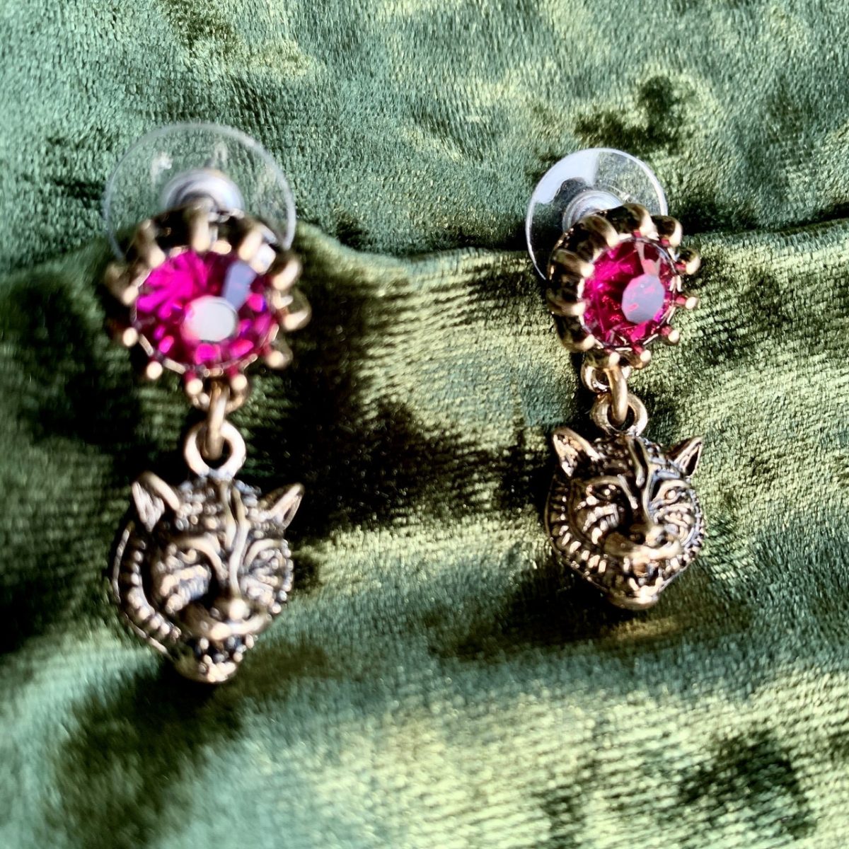 Оригинальные сережки с тиграми. Серьги тигры. Небольшие сережки в форме головы тигра — изображение 2