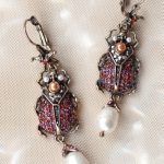 Красные сережки-жуки в камнях гранатового цвета. Оригинальные серьги в виде жуков от бренда Empire