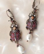 Красные сережки-жуки в камнях гранатового цвета. Оригинальные серьги в виде жуков от бренда Empire