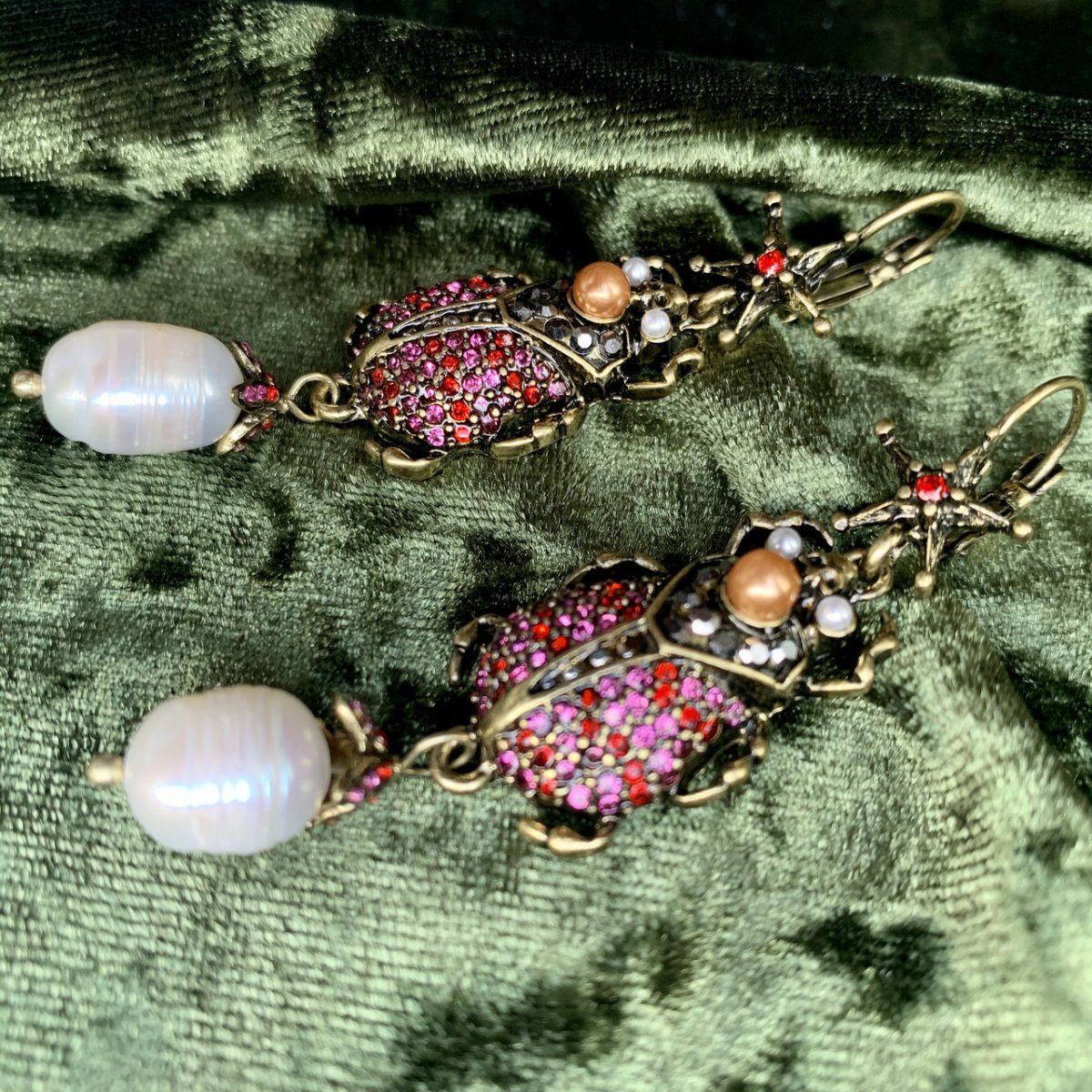 Красные сережки-жуки в камнях гранатового цвета. Оригинальные серьги в виде жуков от бренда Empire — изображение 5