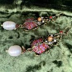 Красные сережки-жуки в камнях гранатового цвета. Оригинальные серьги в виде жуков от бренда Empire — изображение 5