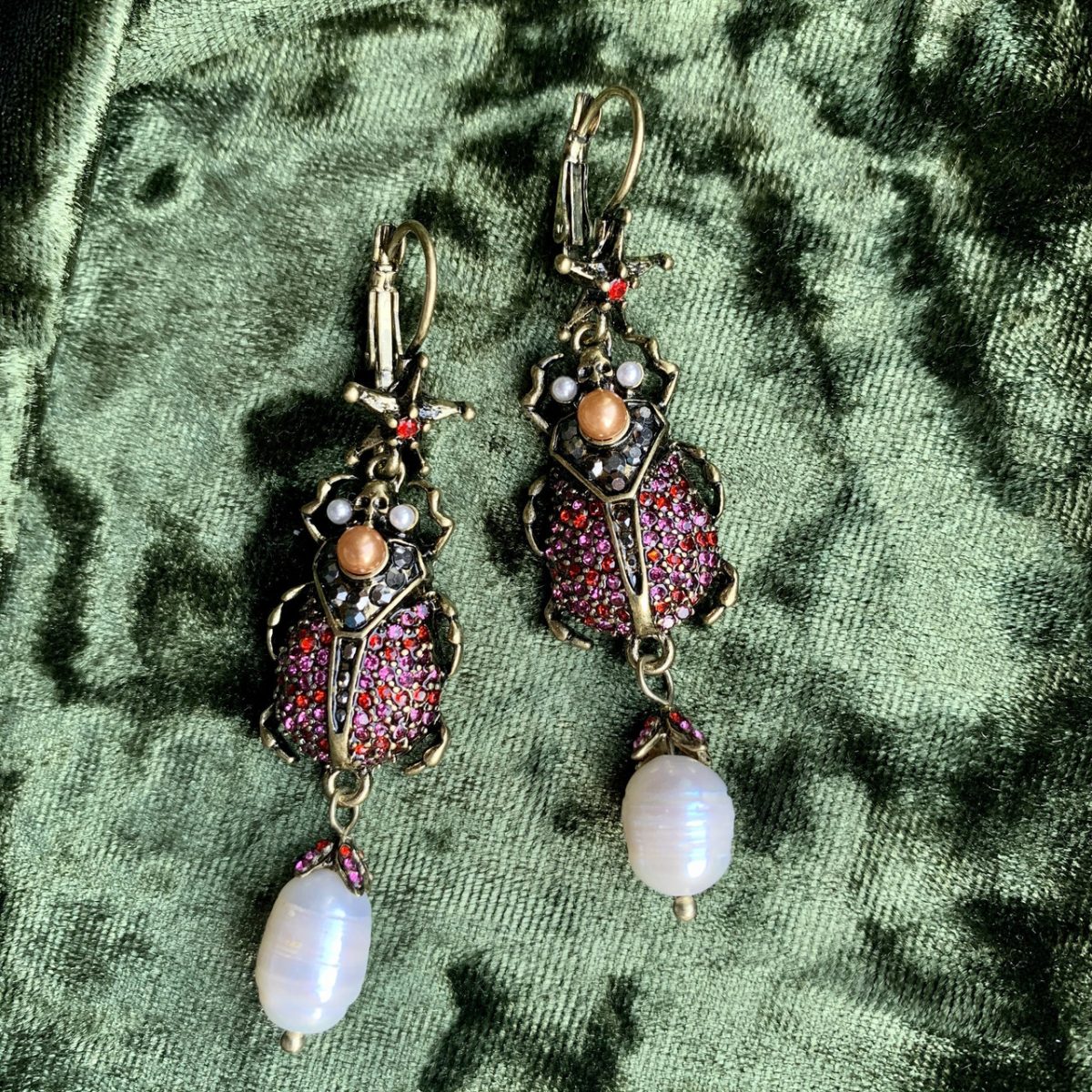 Красные сережки-жуки в камнях гранатового цвета. Оригинальные серьги в виде жуков от бренда Empire — изображение 6