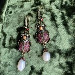 Красные сережки-жуки в камнях гранатового цвета. Оригинальные серьги в виде жуков от бренда Empire — изображение 6