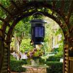 Светодиодный фонарь-ловушка для комаров с солнечной зарядкой,с помощью электрического разряда.