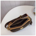 Стильная трёхцветная женская сумка (коричневая/бежевая/красная) с золотой фурнитурой — изображение 3