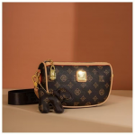 Стильная трёхцветная женская сумка (коричневая/бежевая/красная) с золотой фурнитурой — изображение 2